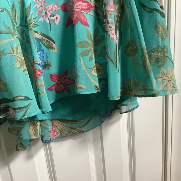 Floral deep V neck above knee length dress - Picture 5 of 6